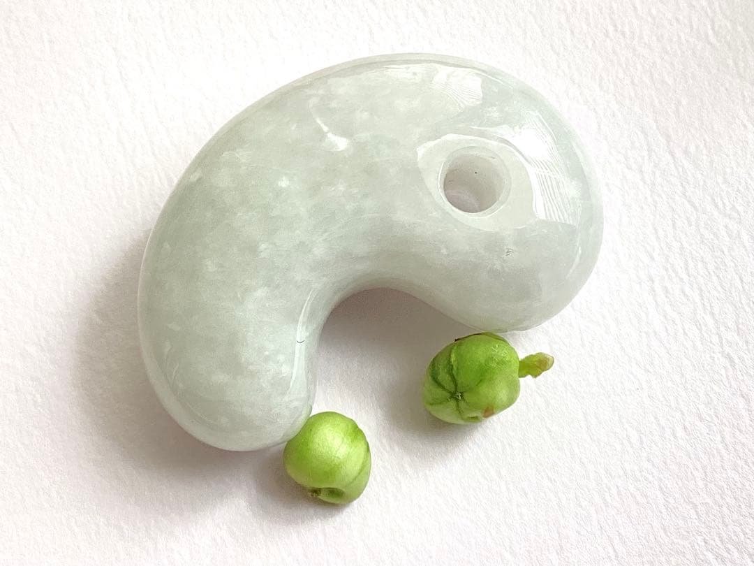 今回の原石大当たり‼️極上*氷*糸魚川翡翠勾玉アイスジェイド　幸運御守り　鑑別書付